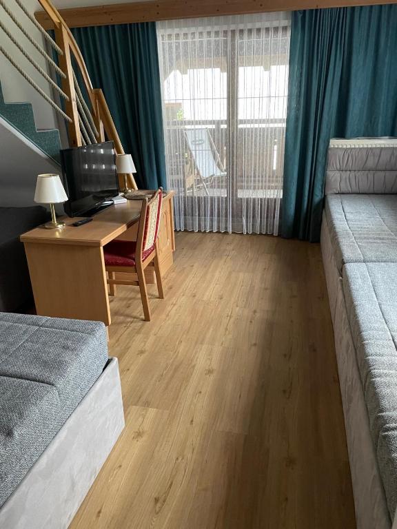 Postel nebo postele na pokoji v ubytování Tieflehner Hof Pitztalhaus Hotel