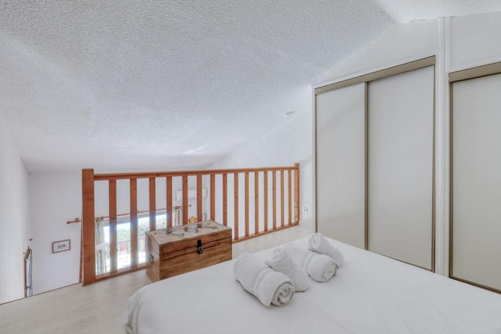 Posteľ alebo postele v izbe v ubytovaní Direct access to the beach residence with swimming pool