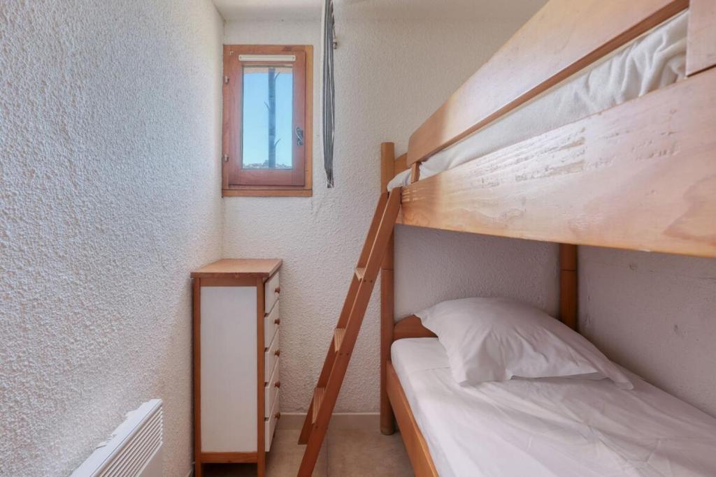Posteľ alebo postele v izbe v ubytovaní Direct access to the beach residence with swimming pool