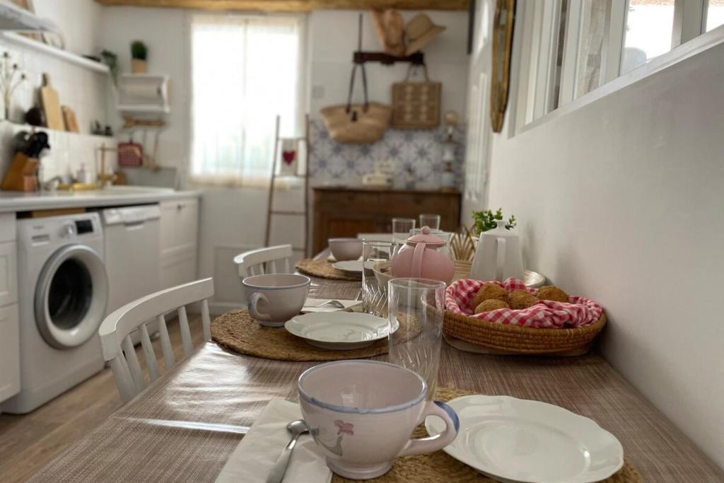 kuchnia ze stołem z talerzami i kubkami w obiekcie Charming Air-Conditioned One-Bedroom 150m from Cavalière Beach w mieście Le Lavandou