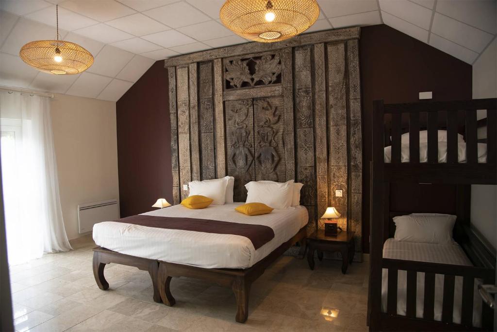 - une chambre avec un grand lit et deux lits superposés dans l'établissement Les Hameaux de Beauval, à Saint-Aignan