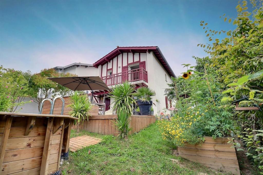 Photo de la galerie de l'établissement Maison avec jardin et piscine, à Arbonne