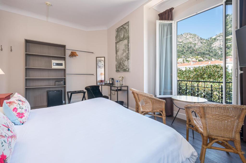 Nespecifikovaný výhled na hory nebo výhled na hory při pohledu z hotelu