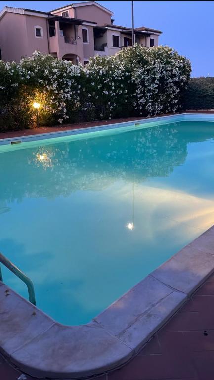 Basen w obiekcie AIRPORT-MATER-POOL-LIVE-LATE-CHECKIN-FREE-FROM 7-TILL9PM-AFTER 9PM EXTRACHARGE-TOPAY-INCLUDED-ECONOMIC-SHUTTLE-LATE CHECK OUT-ASSISTANCE TO-RENTCAR&SAVE MONEY DURING JOURNEY 5minByWalkToCcenter2mByWalkToTouristicPort5MinByWalkToBusForCityAndBeaches lub w pobliżu