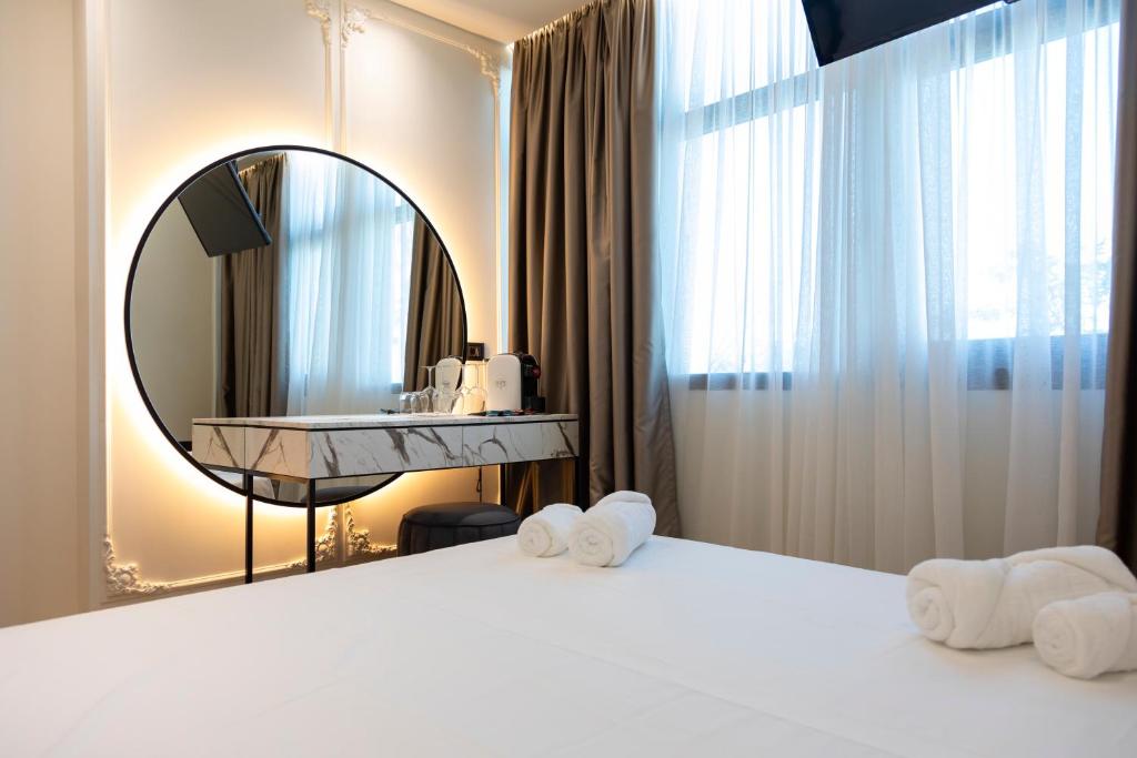 Postel nebo postele na pokoji v ubytování Adore Boutique Hotel