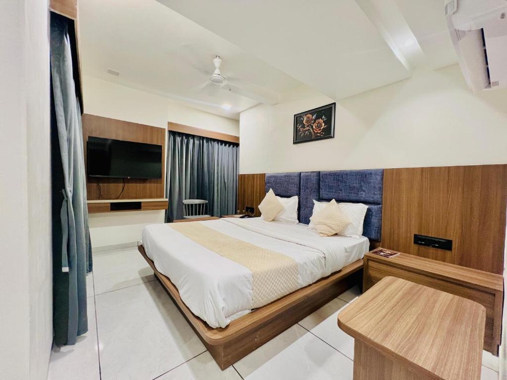 Postel nebo postele na pokoji v ubytování Hotel Shaligram Inn