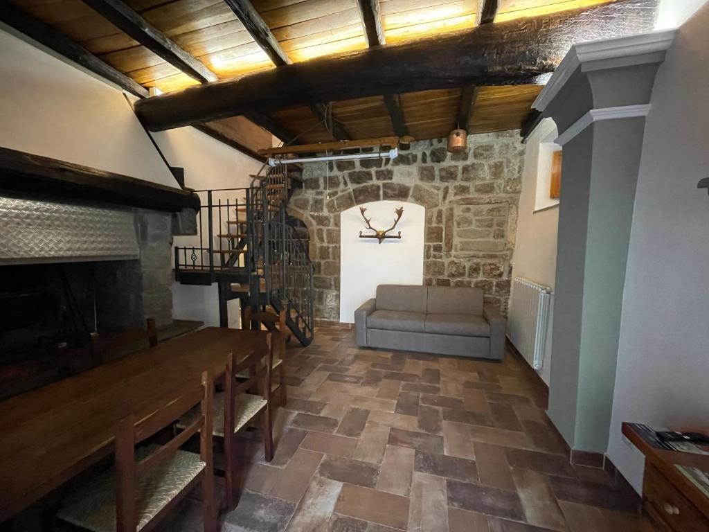 ヴィテルボにあるThe capital suiteのソファと暖炉のあるリビングルーム