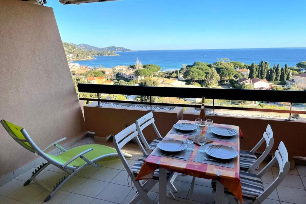 une table et des chaises sur un balcon avec vue sur l'océan dans l'établissement T2 in Saint-Clair - Exceptional view! Rated 3, au Lavandou