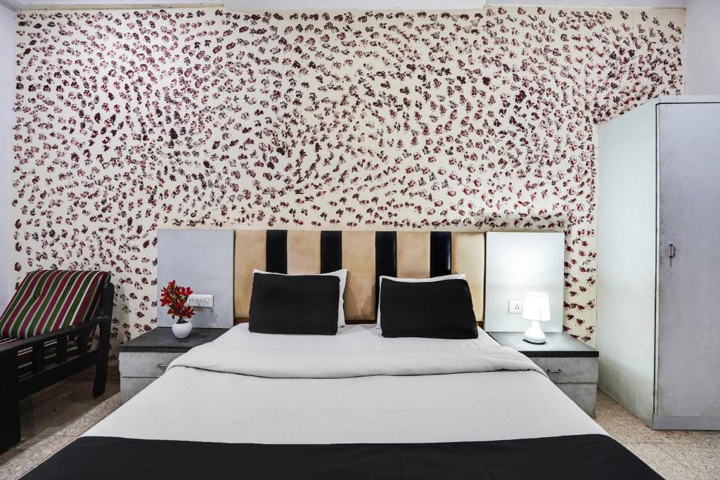 Postel nebo postele na pokoji v ubytování Hotel O Crystal