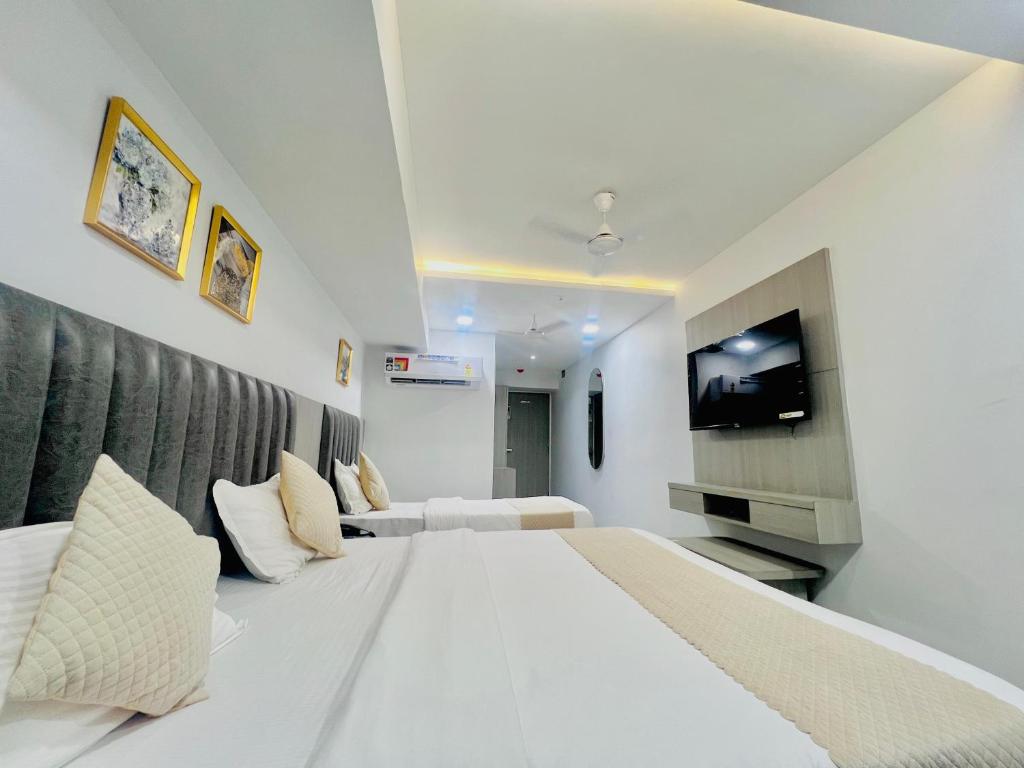 TV a/nebo společenská místnost v ubytování Hotel Shaligram Inn