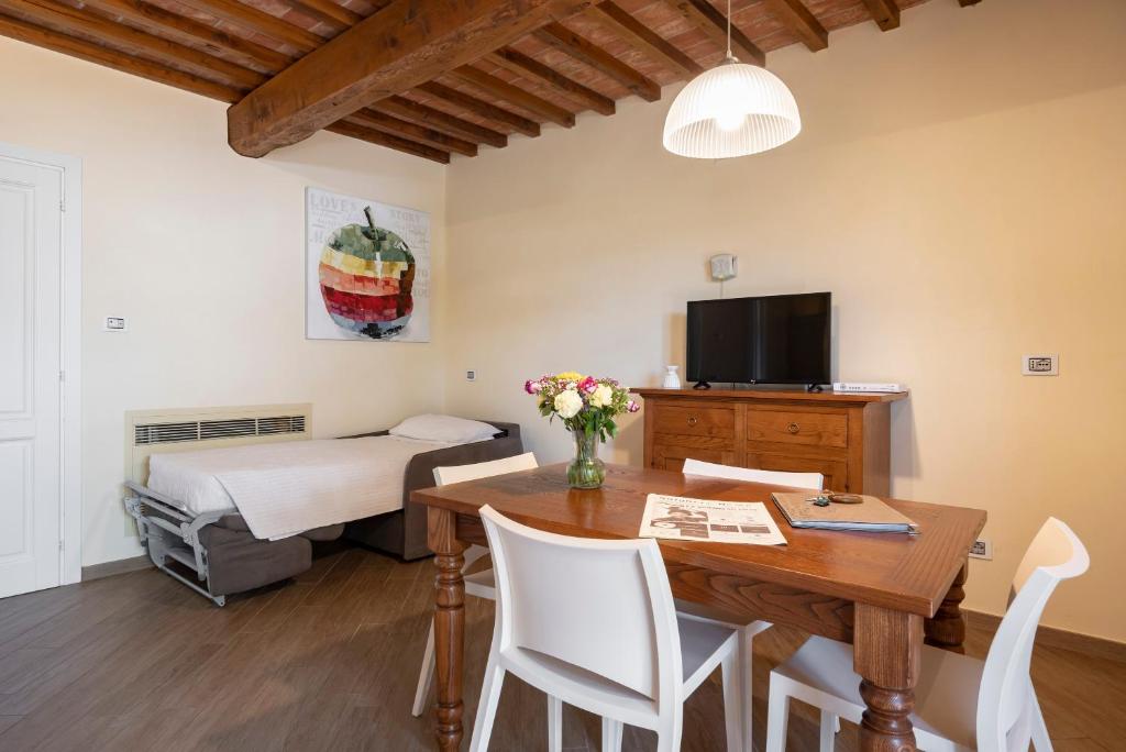 Telewizja i/lub zestaw kina domowego w obiekcie Podere Vignanova Accommodations & SPA