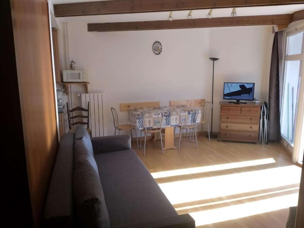 un salon avec un canapé et une table dans l'établissement Appartement cosy 1 chambre, 6 pers. proche centre et pistes - FR-1-404-89, à La Mongie