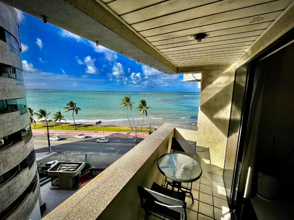 een balkon met uitzicht op de oceaan bij BEIRA MAR 2 Quartos com Ar e Cozinha Completa in Maceió