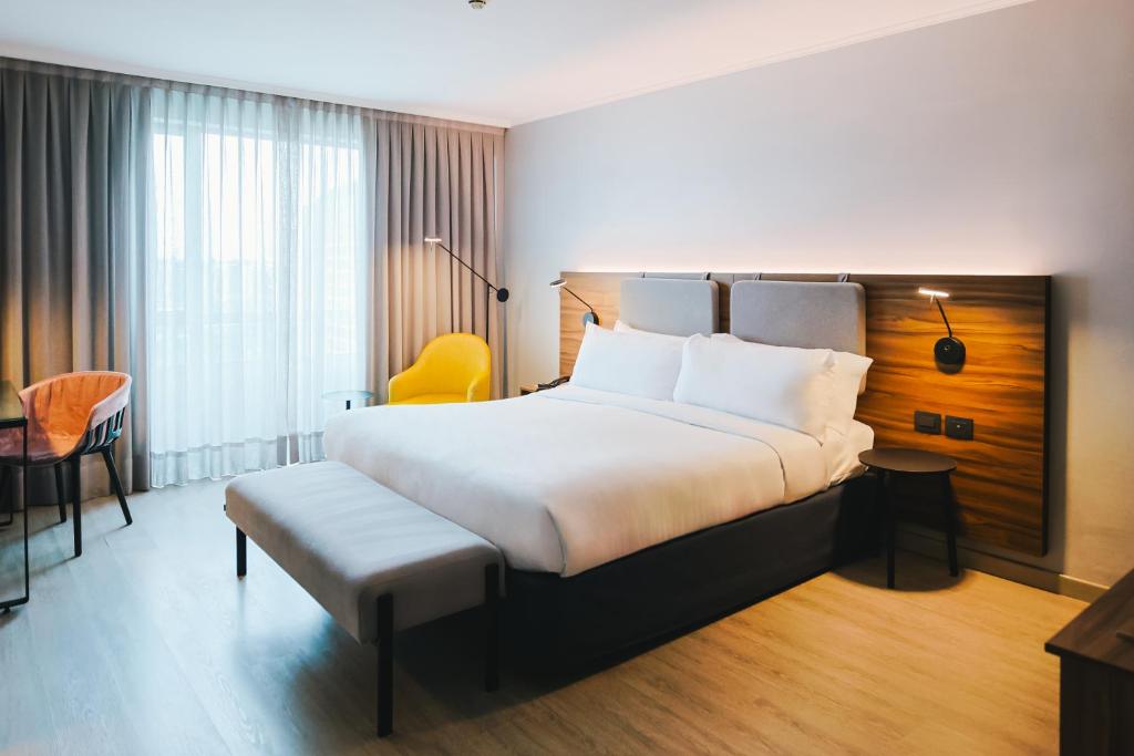 Postel nebo postele na pokoji v ubytování Novotel Santiago Las Condes