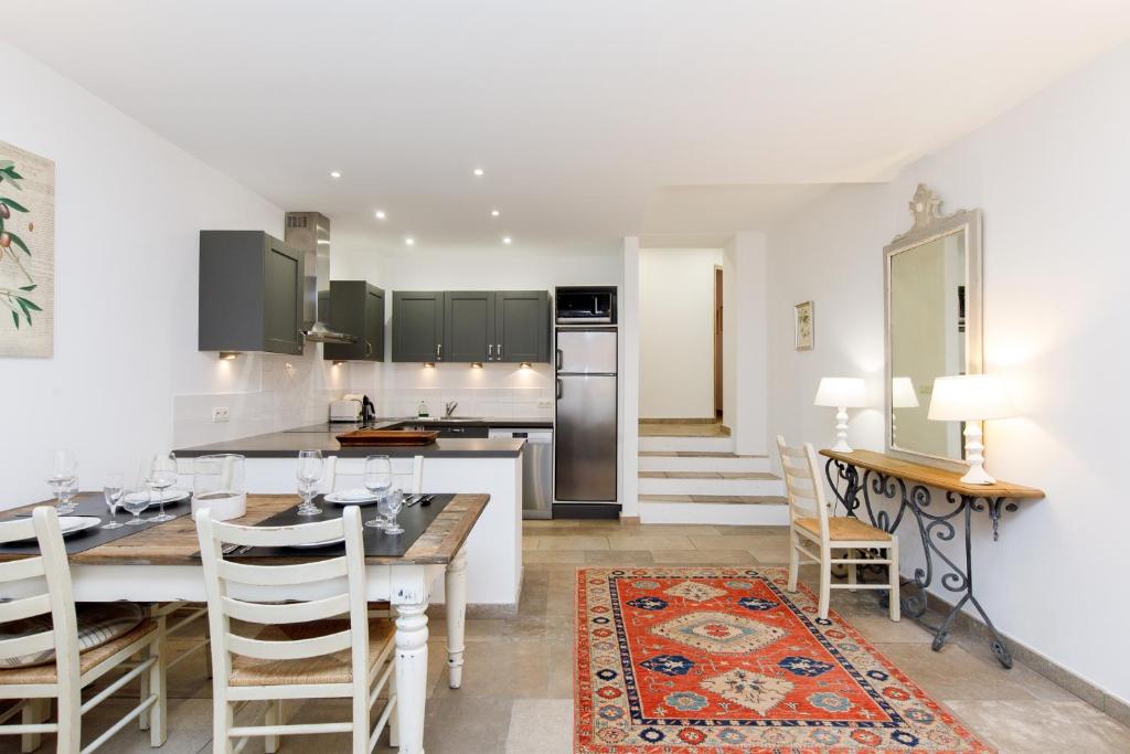 une cuisine et une salle à manger avec une table et des chaises dans l'établissement Immogroom - 3P Authentic - Clim - Comfort&Charm, à Cannes