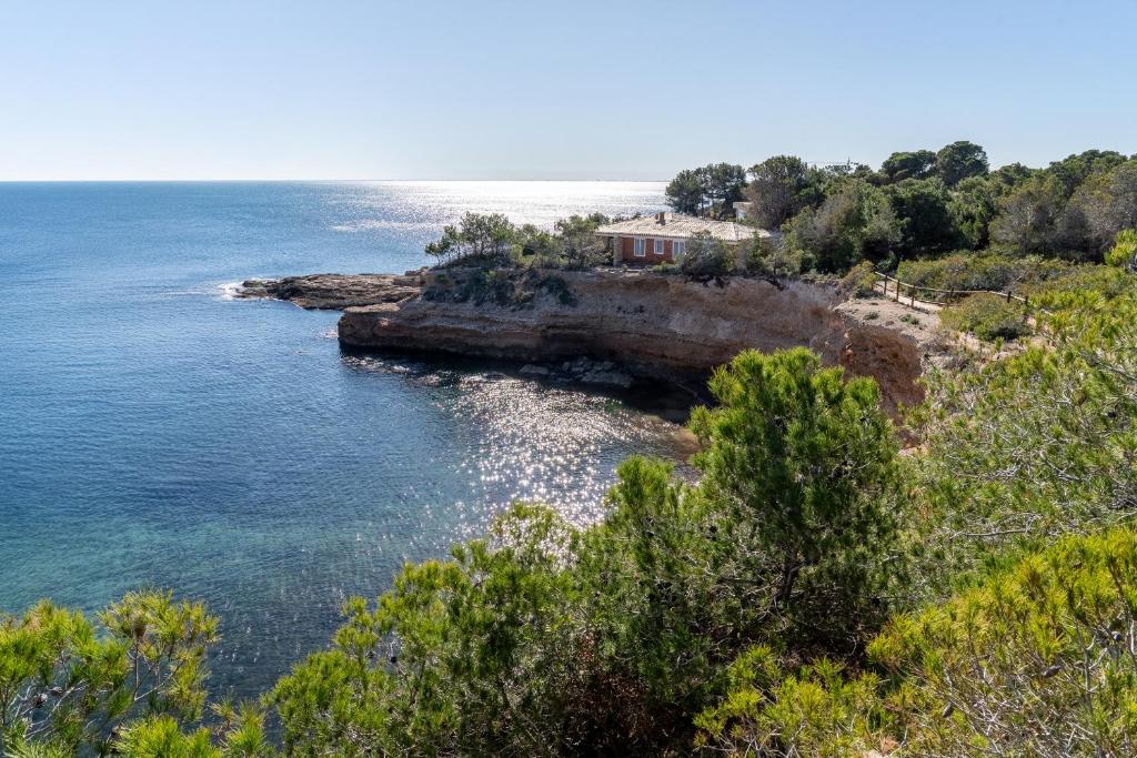 L'Ametlla de MarにあるHauzify I Casa Ginestaの海辺の崖の上の家