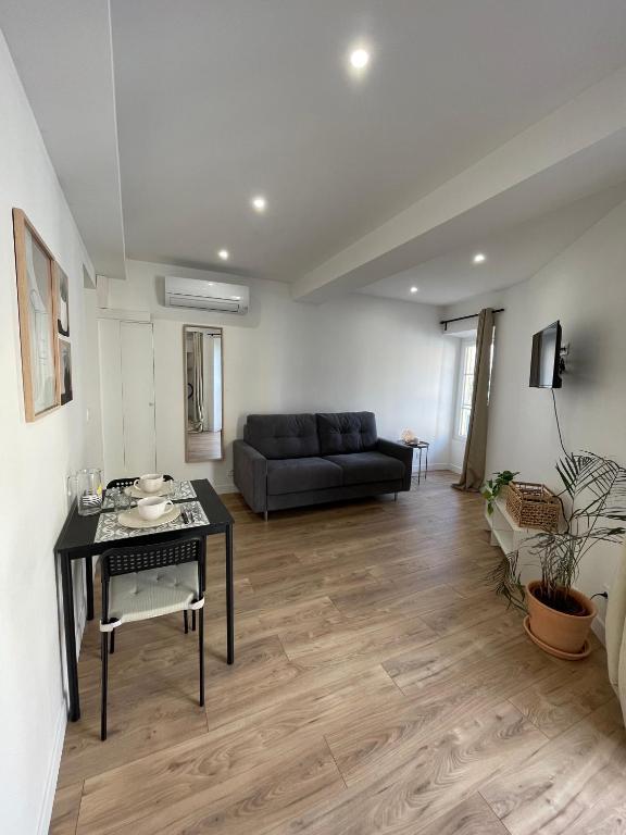 un salon avec un canapé et une table dans l'établissement Joli Studio Place Garibaldi, Vieux-Nice, Port, à Nice