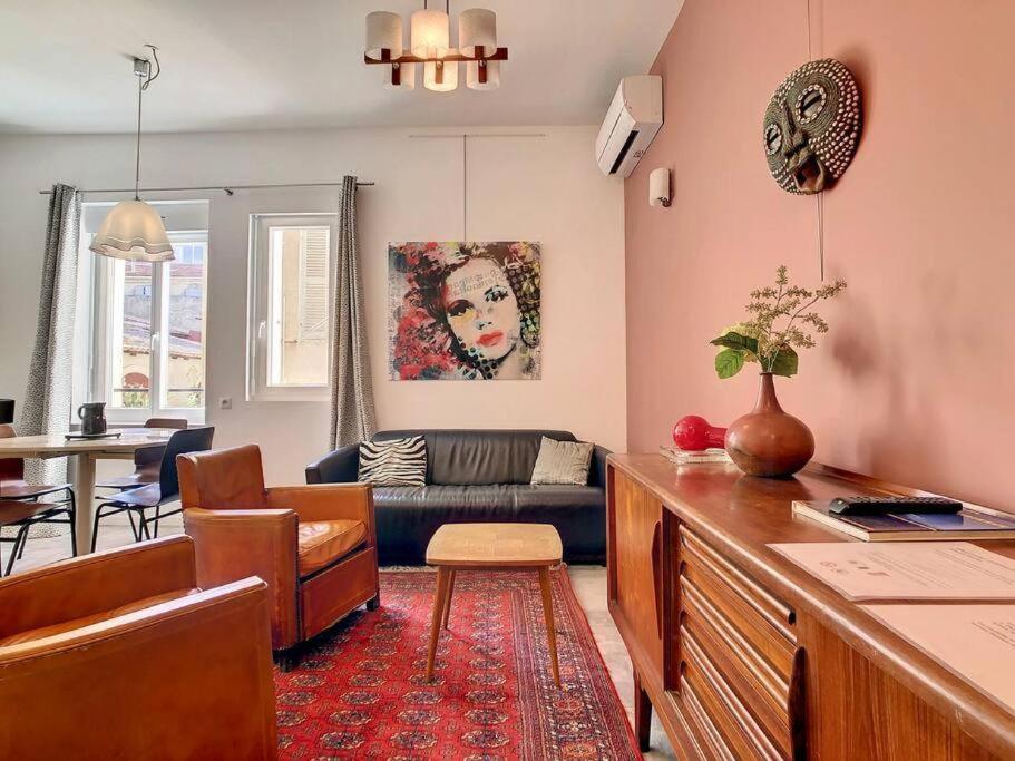 un salon avec un canapé et une table dans l'établissement LE BOBO Vieux Port, à Marseille