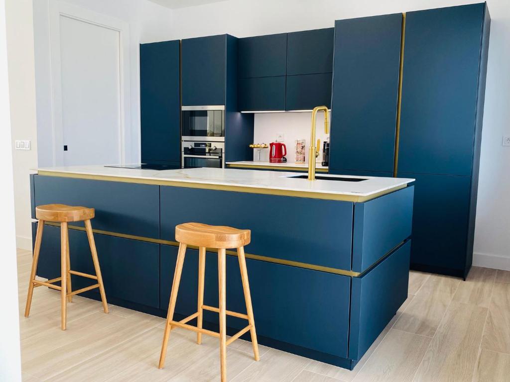 Los GallardosにあるHorizon Sierra&Mar Los Gallardosの青いキッチン(スツール2つ、シンク付)