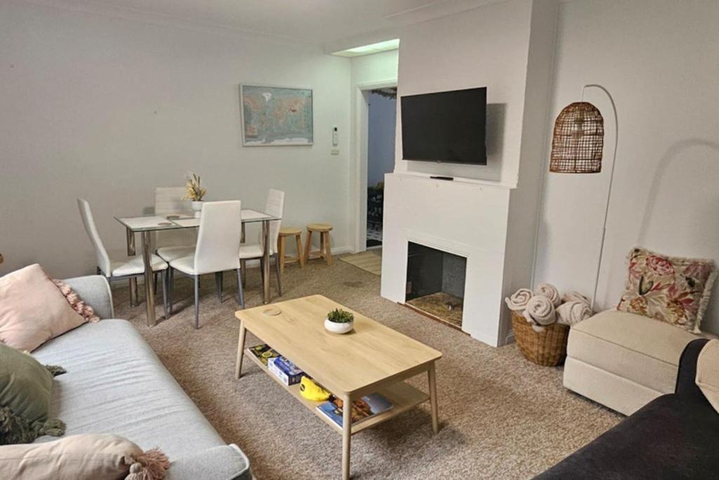 カトゥーンバにあるGreat location - Katoomba Homeのソファとテーブルのあるリビングルーム