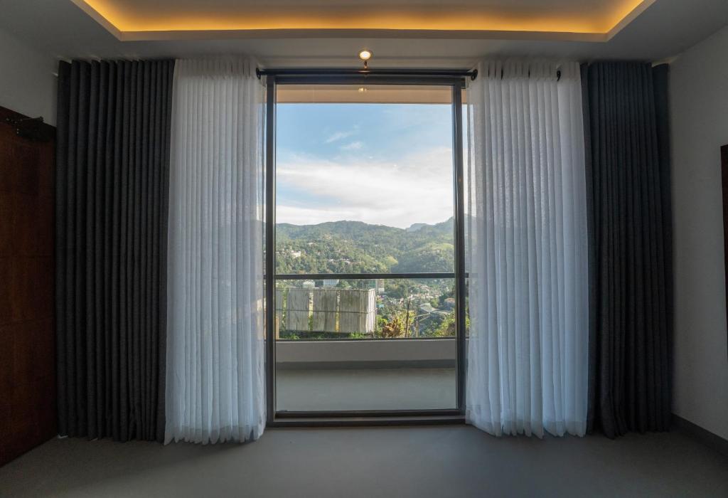 Nespecifikovaný výhled na hory nebo výhled na hory při pohledu z hotelu