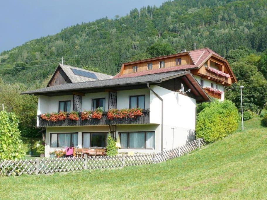 una casa in cima a una collina di Appartements Caroline a Ossiach