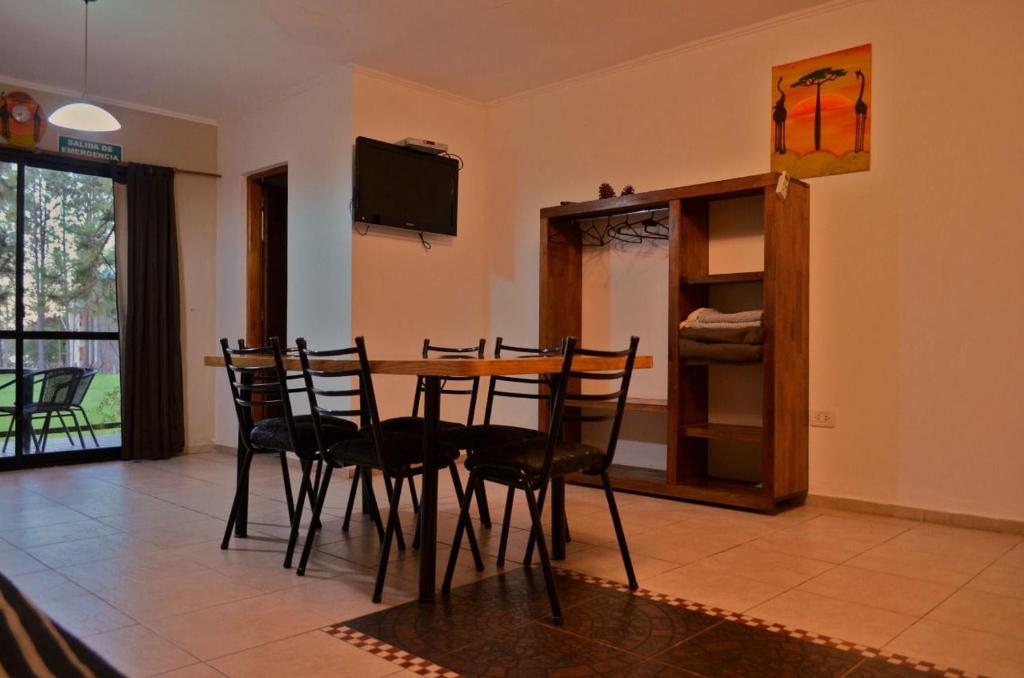 フェデラシオンにあるApart hotel la soñadaのテーブルと椅子とテレビのあるダイニングルーム