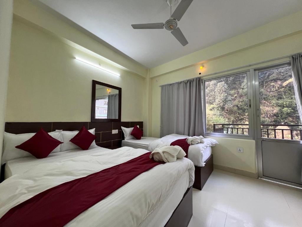 Postel nebo postele na pokoji v ubytování Hotel Karma Inn