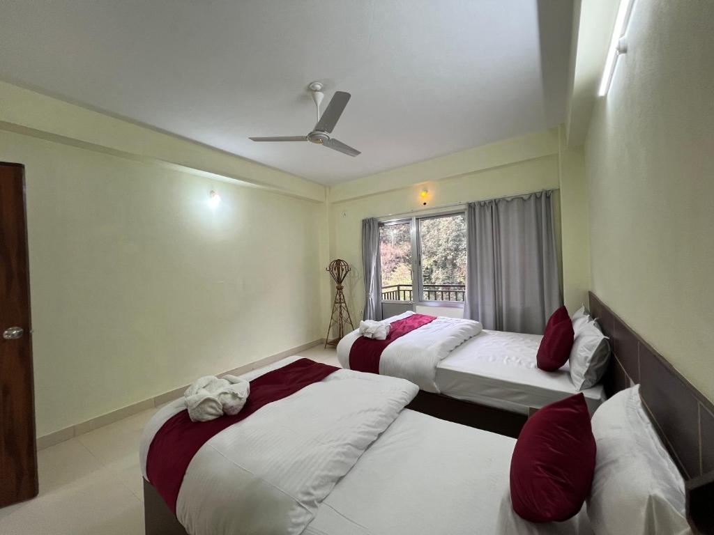 Postel nebo postele na pokoji v ubytování Hotel Karma Inn