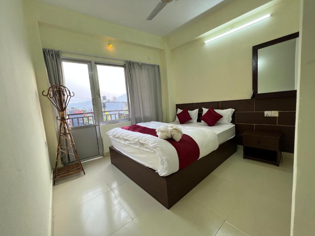 Postel nebo postele na pokoji v ubytování Hotel Karma Inn