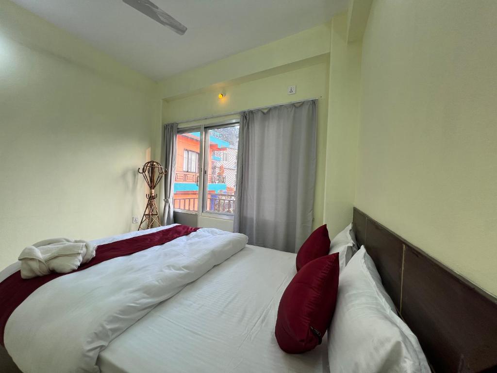 Postel nebo postele na pokoji v ubytování Hotel Karma Inn