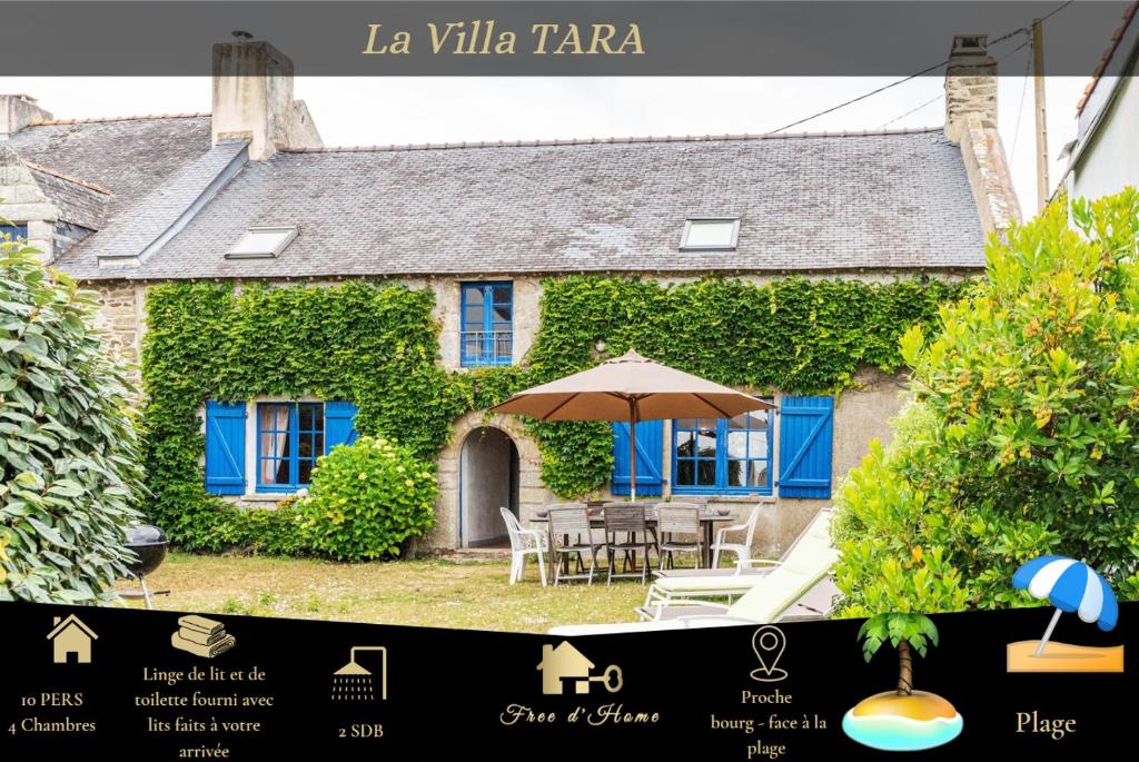une maison avec une table et un parasol devant elle dans l'établissement La Villa Tara, à Sarzeau