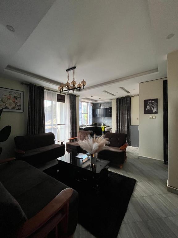 una sala de estar con un sofá y una mesa en Munyonyo apartments, en Kampala