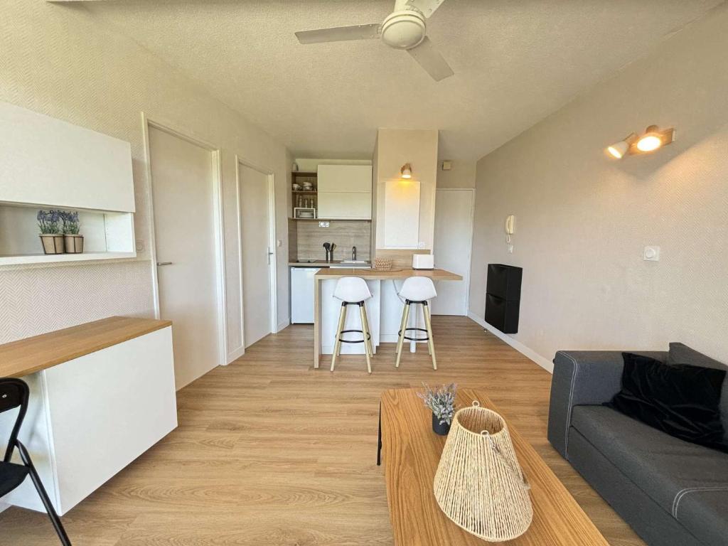 un salon avec un canapé et une table dans l'établissement Appt 2 pièces LA ROCHELLE - LR030-A210Z, à La Rochelle