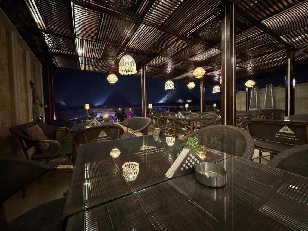 Um restaurante ou outro lugar para comer em Sahara Pyramids Inn
