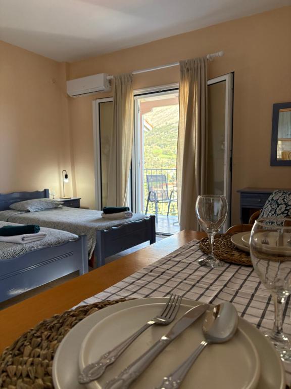 Postel nebo postele na pokoji v ubytování Myrtos Hotel
