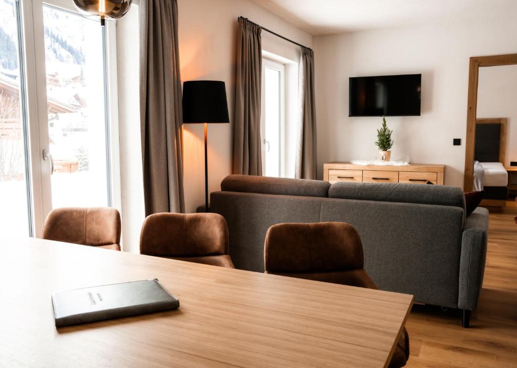 TV a/nebo společenská místnost v ubytování Berwang Chalets - Enzian