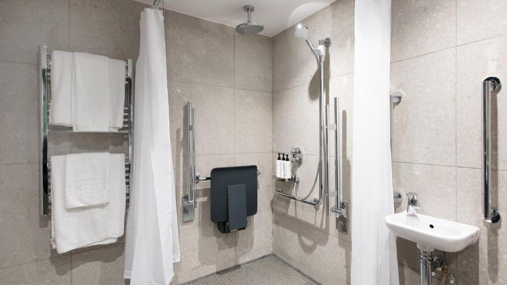 Crowne Plaza Birmingham City by IHG - 标准双人间 - 带无障碍步入式淋浴间