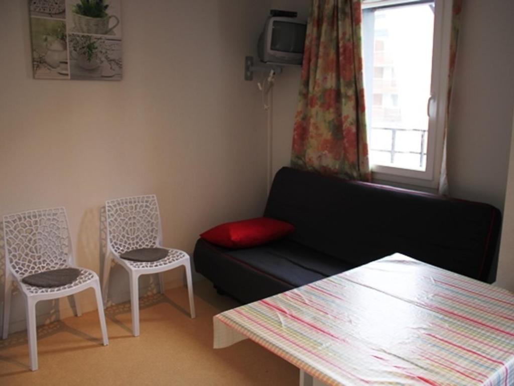 ein Wohnzimmer mit einer Couch und zwei Sesseln in der Unterkunft Charmant studio au cœur de la station - FR-1-814-15 in Besse-et-Saint-Anastaise