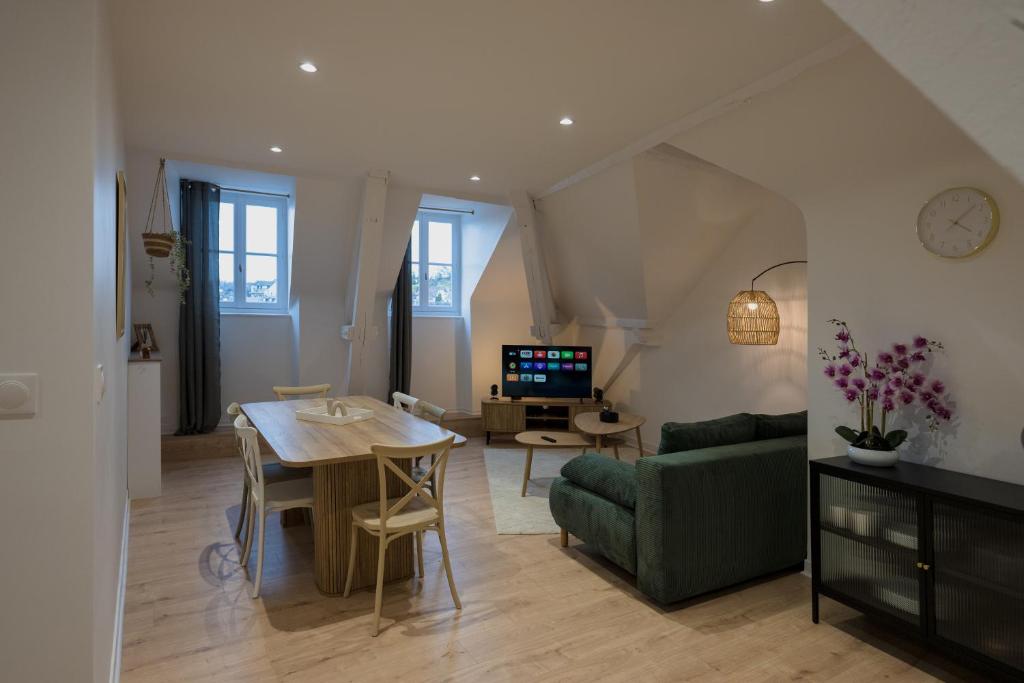 un salon avec une table et un canapé dans l'établissement Appartement Cosy, à Oloron-Sainte-Marie