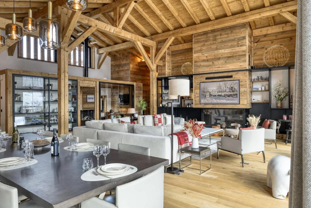jadalnia ze stołem i krzesłami w obiekcie Chalet Ascension w mieście Combloux