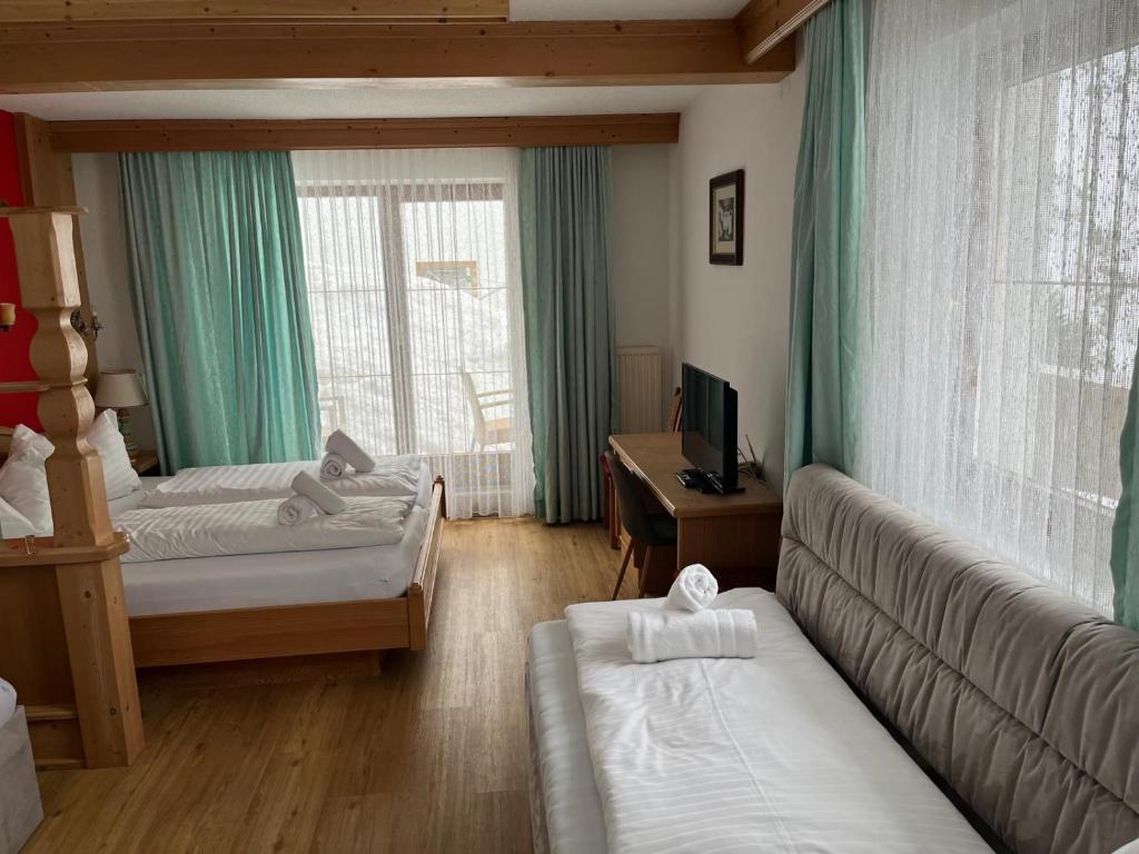 Postel nebo postele na pokoji v ubytování Tieflehner Hof Pitztalhaus Hotel