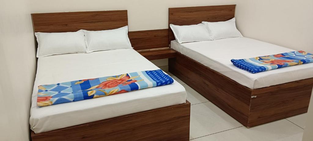 乌贾因Maa Shakambhari Homestay的小房间里有两张床