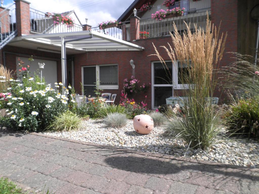 einen Garten vor einem Haus mit Blumen in der Unterkunft FEWO Traut in Wittlich