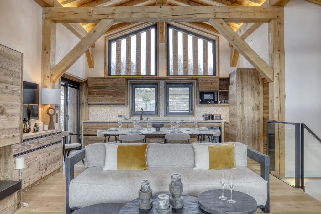 un salon avec un canapé et une table dans l'établissement Chalet Alpestre, à Combloux