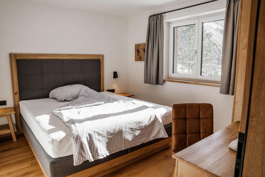 Postel nebo postele na pokoji v ubytování Berwang Chalets - Enzian