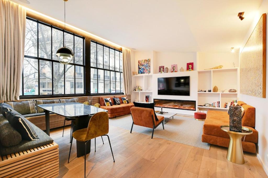 un salon avec un canapé et une table dans l'établissement Saint Andre Des Arts HEART of PARIS Design, à Paris