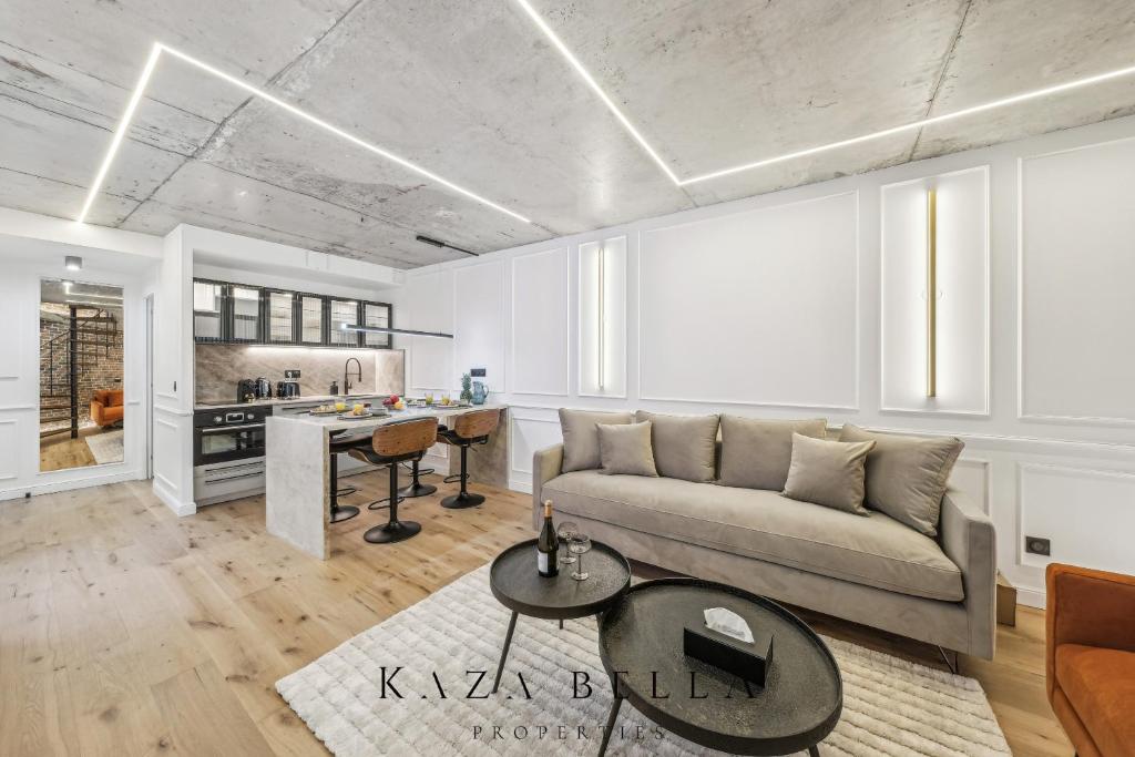 un salon avec un canapé et une table dans l'établissement KAZA BELLA - Malakoff, à Malakoff