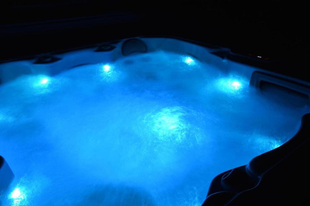 Fotografie z fotogalerie ubytování Ô Spa Privatif - Luxury Suite - JACUZZI-SAUNA-NETFLIX-FISHSPA-SERVIETTES-PEIGNOIRS-SANDALES-CAFE v destinaci Morlanwelz-Mariemont