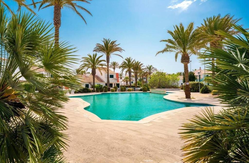 Swimmingpoolen hos eller tæt på Cozy apartment - Beach 100m away